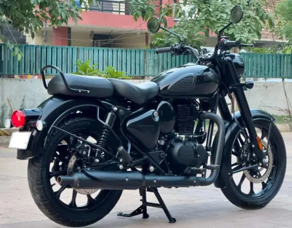 2025 Royal Enfield Classic stealth black