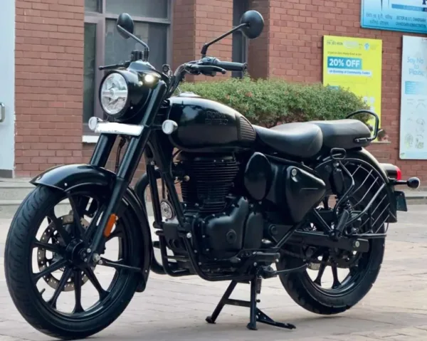 2025 Royal Enfield Classic stealth black